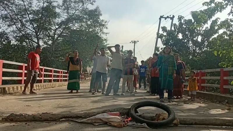 জেএসএস সন্ত্রাসীদের গ্রেফতারের দাবিতে সাজেকে অনির্দিষ্টকালের অবরোধ
