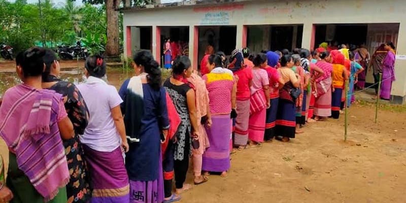 উৎসবের আমেজ পাহাড়ে, সকাল থেকেই ভোটের লাইনে সব সম্প্রদায়ের মানুষ