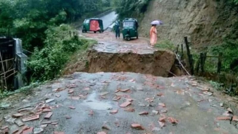 প্রবল বৃষ্টিতে কাউখালী-ঘিলাছড়ি সড়কে ধস, যোগাযোগ বিচ্ছিন্ন