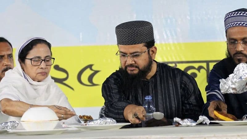ইসলামী রীতি মেনে ইফতারে মমতা, খাবারও দিলেন পীরজাদাদের