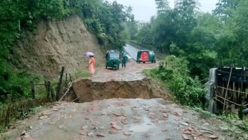 পার্বত্য চট্টগ্রামে পাহাড় ধস ও প্লাবন: আশ্রয়কেন্দ্রে দুর্গতরা, বন্ধ রিসোর্ট