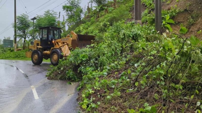 রাঙামাটি-চট্টগ্রাম সড়কে পাহাড় ধস, আশ্রয়কেন্দ্রে ১৪১ জন