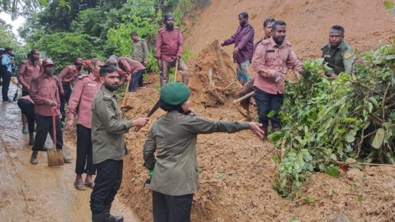 হিল আনসার-ভিডিপির মানবিক তৎপরতায় হাঁপ ছেড়ে বাঁচলো পাহাড়ের দুর্গত জনপদ